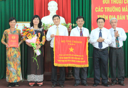 Thừa ủy quyền của Bộ trưởng Bộ Tài chính, ông Nguyễn Xuân Dũng trao cờ thi đua của Bộ Tài chính cho chi cục thuế.