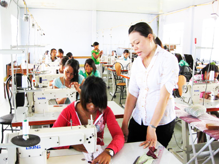 Dạy nghề may mặc cho người dân tộc thiểu số tại Trung tâm Dạy nghề huyện Khánh Vĩnh