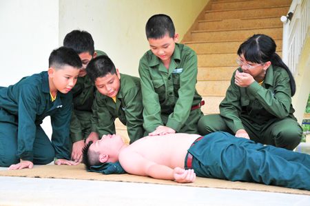 Các “chiến sĩ” nhí tập kỹ năng sơ cấp cứu