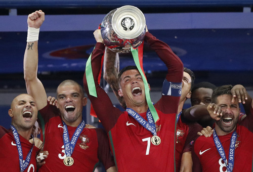 Bồ Đào Nha có được chức vô địch Euro đầu tiên sau khi đánh bại chủ nhà Pháp bằng bàn thắng duy nhất ở phút 109 của Eder. Ảnh: Reuters