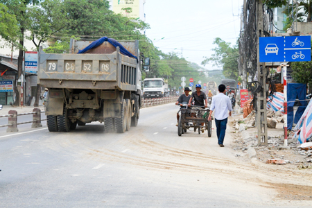 Đường Lê Hồng Phong nhếch nhác vì xe tải làm vương vãi đất đá