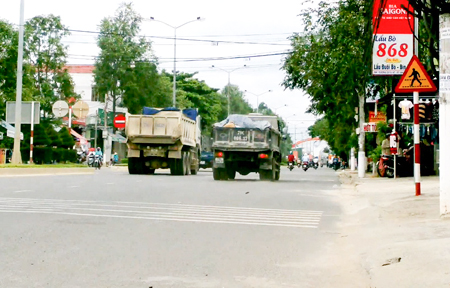 Xe chở đất phóng nhanh, vượt ẩu