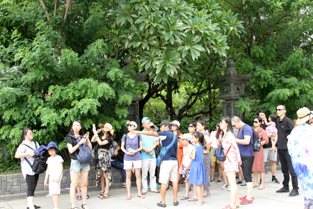 Một đoàn khách du lịch Trung Quốc đang được hướnga dẫn viên người Việt Nam giới thiệu về chùa Long Sơn
