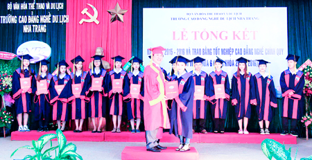 Trao bằng tốt nghiệp cho gần 230 sinh viên