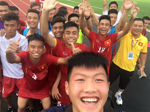 Các cầu thủ U16 Việt Nam chụp ảnh selfie mừng chiến thắng đậm trước ứng cử viên vô địch. Ảnh: LDM.