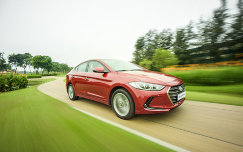 Hyundai Elantra 2016 có hai phiên bản, động cơ xăng Nu 2.0L cho công suất tối đa 156 mã lực và Động cơ xăng Gamma II 1.6L có công suất tối đa 128 mã lực.