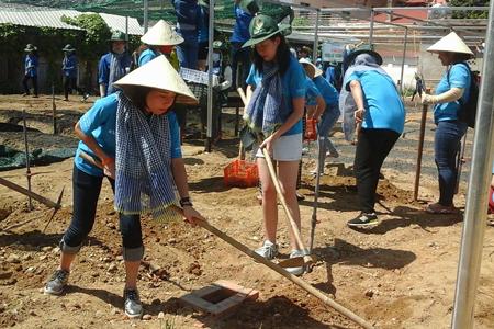 Bàn giao công trình thanh niên Vườn rau hữu cơ