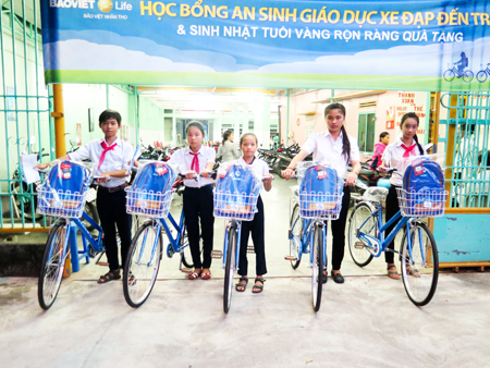 Học sinh nghèo vượt khó học giỏi của huyện Vạn Ninh nhận xe đạp
