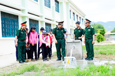 Bộ Chỉ huy Quân sự tỉnh tặng giếng nước sạch cho thầy trò Trường THCS Chu Văn An (xã Khánh Hiệp, huyện Khánh Vĩnh)