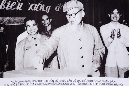 Triển lãm ảnh "Bác Hồ với Quốc hội và HĐND"