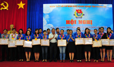 Quán triệt Nghị quyết Đại hội Đảng toàn quốc lần thứ XII và biểu dương 28 đoàn viên xuất sắc