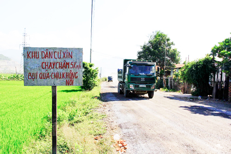 Đường vào khu mỏ đá Hòn Ngang