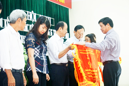 Nhiều tập thể và cá nhân được khen thưởng