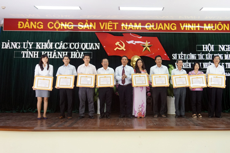 Đinh Văn Dũng - Phó Bí thư Đảng ủy Khối các cơ quan tỉnh trao giấy khen cho các cá nhân có thành tích xuất sắc trong thực hiện Chỉ thị 03 của Bộ Chính trị.