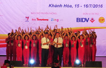 Ông Nguyễn Đắc Tài nhận biểu tượng Hành trình đỏ từ lãnh đạo Viện Huyết học - Truyền máu Trung ương.