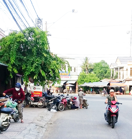 Sửa xe chiếm lòng đường