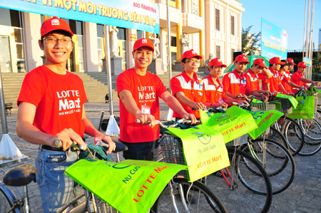 Staffs of Lotte Mart Nha Trang join bicycle parade to propagandize for environment.