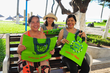 Locals showing interest with environmentally friendly bags.