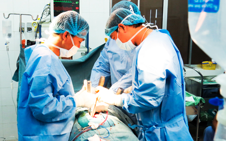 Bác sĩ Khoa Ngoại Cột sống thực hiện phẫu thuật cho bệnh nhân