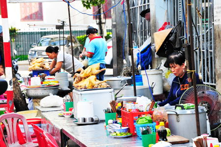 Quản lý thức ăn đường phố: Còn nhiều khó khăn