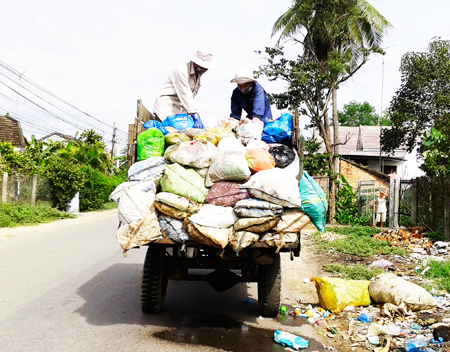 Thu gom rác sinh hoạt tại xã Diên Lạc