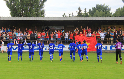 Rất đông người Việt tại CH Czech đã đến sân cổ vũ cho tuyển nữ Việt Nam. Ảnh: VFF