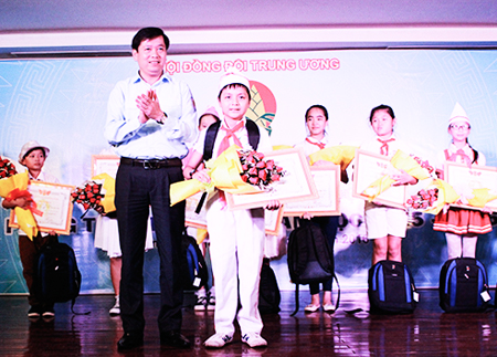 Đồng chí Nguyễn Long Hải -  Bí thư Trung ương Đoàn, Chủ tịch  Hội đồng Đội Trung ương trao  giải nhất cho em Nguyễn Đình Phong