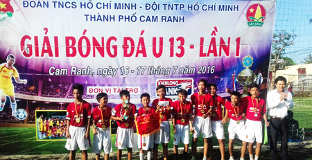 Ban tổ chức trao giải cho đội vô địch