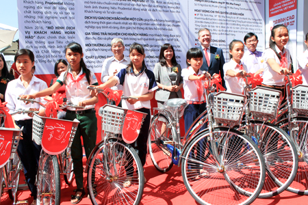 Trao xe đạp cho học sinh
