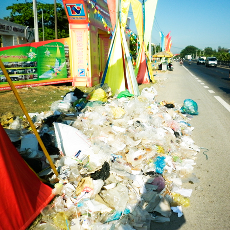 Rác tràn ra Quốc lộ