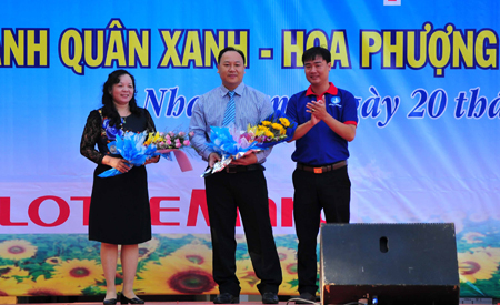 Ban tổ chức tặng hoa tri ân đơn vị đăng cai và đơn vị tài trợ.