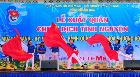 Biểu diễn văn nghệ tại lễ xuất quân.