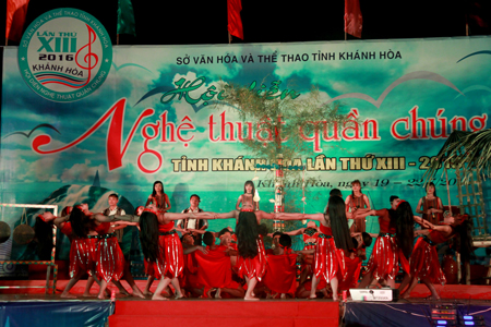 First items of opening night are of Khanh Vinh group.