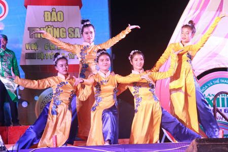 Artists of Ninh Hoa singing and dancing.