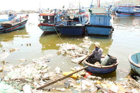 Rác thải tràn lan ở cảng cá