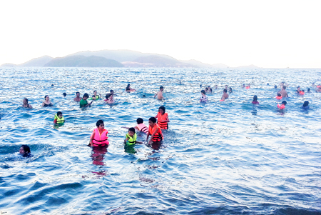 Bơi lội ở bãi biển Nha Trang