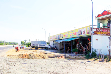 Một hộ lấn chiếm hành lang an toàn giao thông đường bộ Quốc lộ 1, đoạn qua thị xã Ninh Hòa