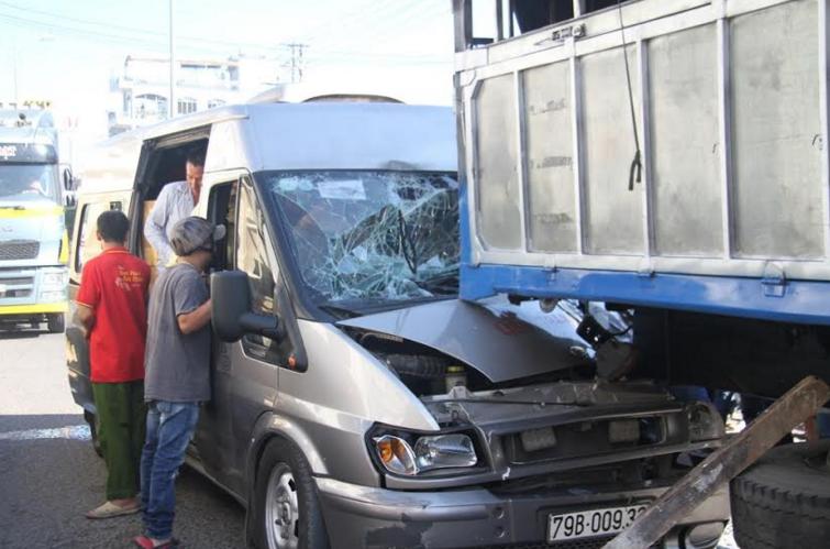 Giải cứu tài xế xe khách bị mắc kẹt trong cabin