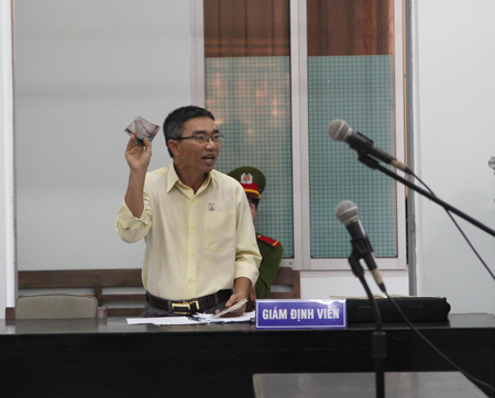 Giám định viên Phạm Xuân Thông trình bày tại tòa.