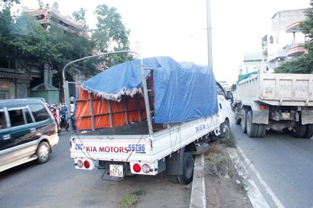 Tránh xe máy, xe tải leo lên dải phân cách