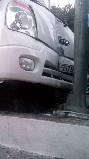 Chiếc xe tải chỉ dừng lại khi lao vào trụ đèn chiếu sáng.