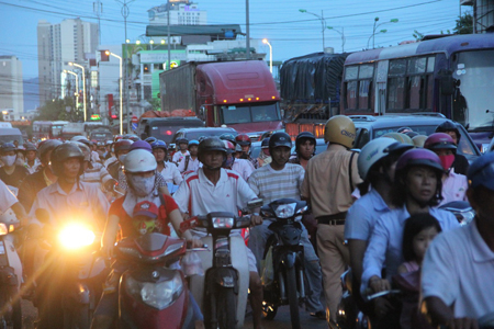 ảnh sát giao thông có mặt tại hiện trường, điều tiết giao thông