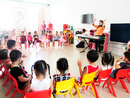 Trẻ em trai và trẻ em gái đều có vai trò và bình đẳng như nhau.