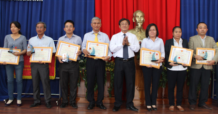 Ông Nguyễn Xuân Dũng – Cục trưởng Cục Thuế tỉnh Khánh Hòa trao giấy khen của Tổng cục Thuế cho các tổ chức, cá nhân.