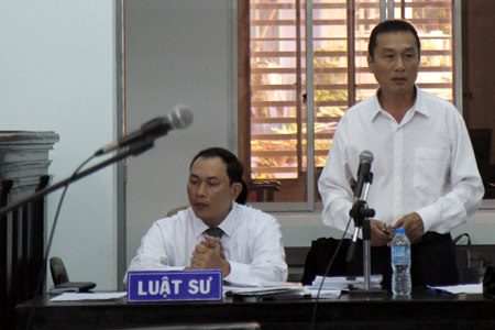 2 luật sư bào chữa cho bị cáo Lê Tấn Khỏe.