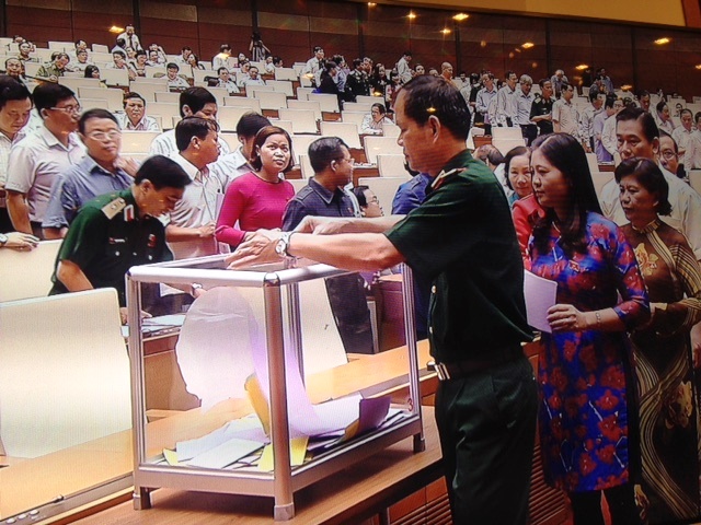 Đại biểu Quốc hội bỏ phiếu bầu Chủ tịch Hội đồng dân tộc, Chủ nhiệm các Ủy ban của Quốc hội, Tổng thư ký Quốc hội, Tổng kiểm toán Nhà nước chiều 22/7. Ảnh: ĐT