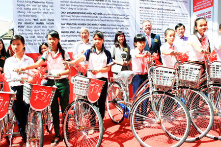 Trao xe đạp cho học sinh nghèo