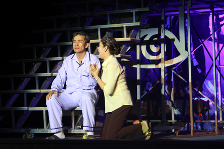 NSƯT Nhật Lệ  (bên trái) vai ông Tường  trong vở dân ca kịch Người cha.