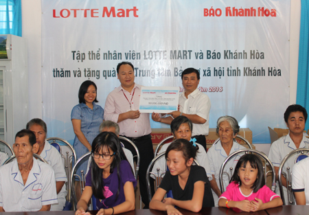 Đại diện Lotte Mart Nha Trang và Báo Khánh Hòa trao quà cho Trung tâm Bảo trợ xã hội tỉnh.