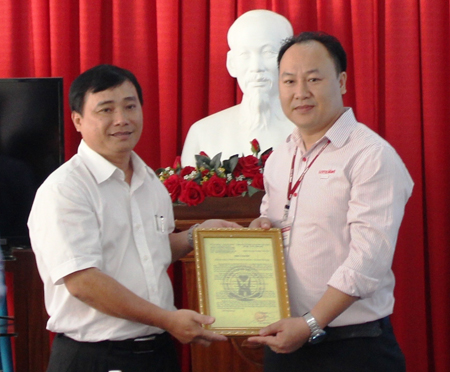 Đại diện Trung tâm Bảo trợ xã hội tỉnh trao thư tri ân cho 2 đơn vị trao quà.